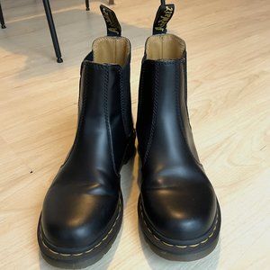 Dr. Martens 2976 Women's Smooth Leather Chelsea Boots / Size 9